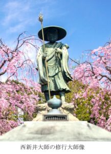 錫杖を持つ大師像